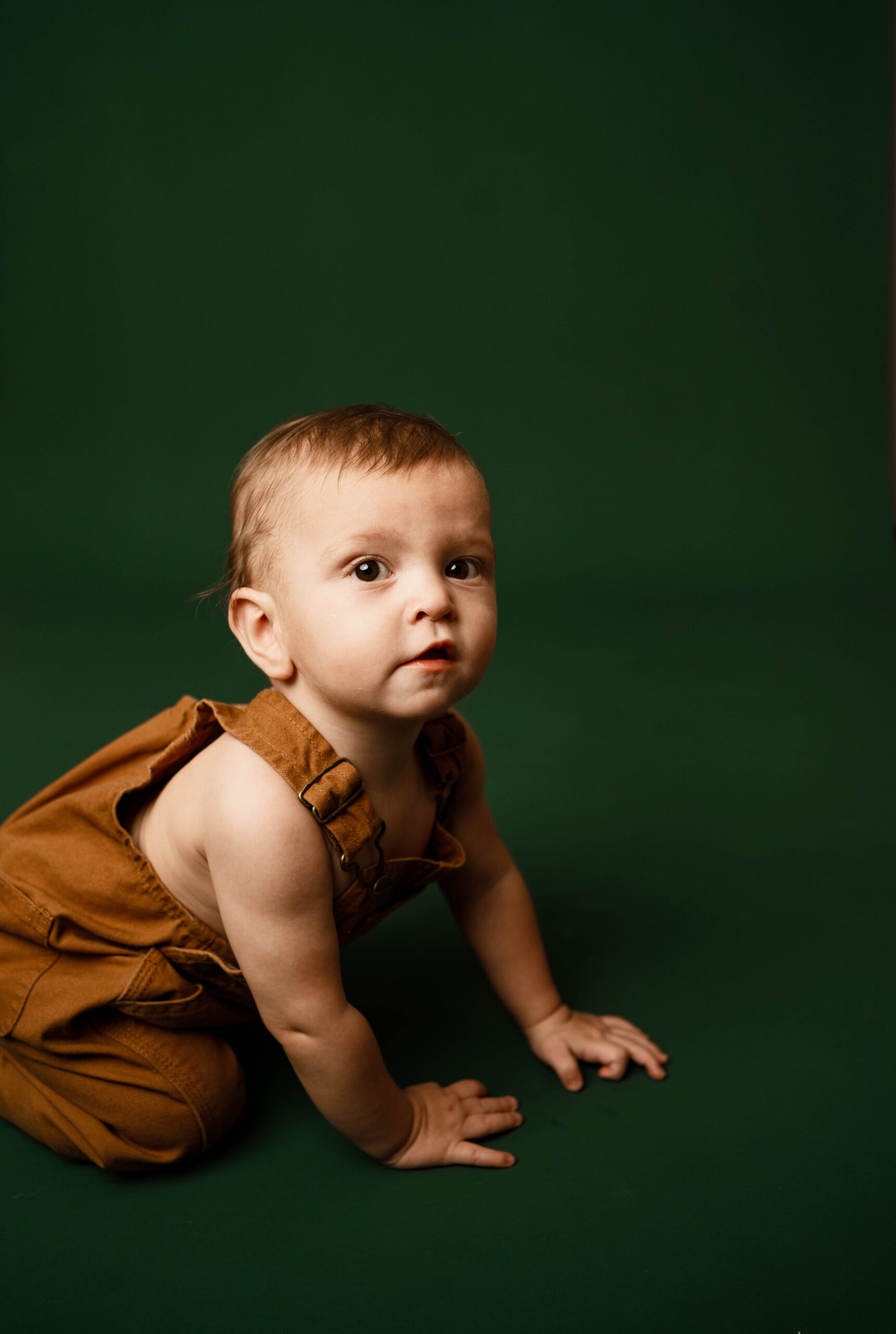 9 month old baby crawling in Rio, WI Studio