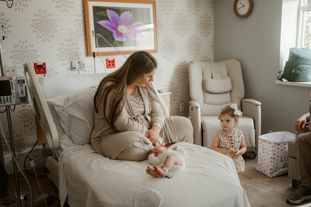 mom and baby brother with big sister at a fresh 48 hospital session near watertown wi